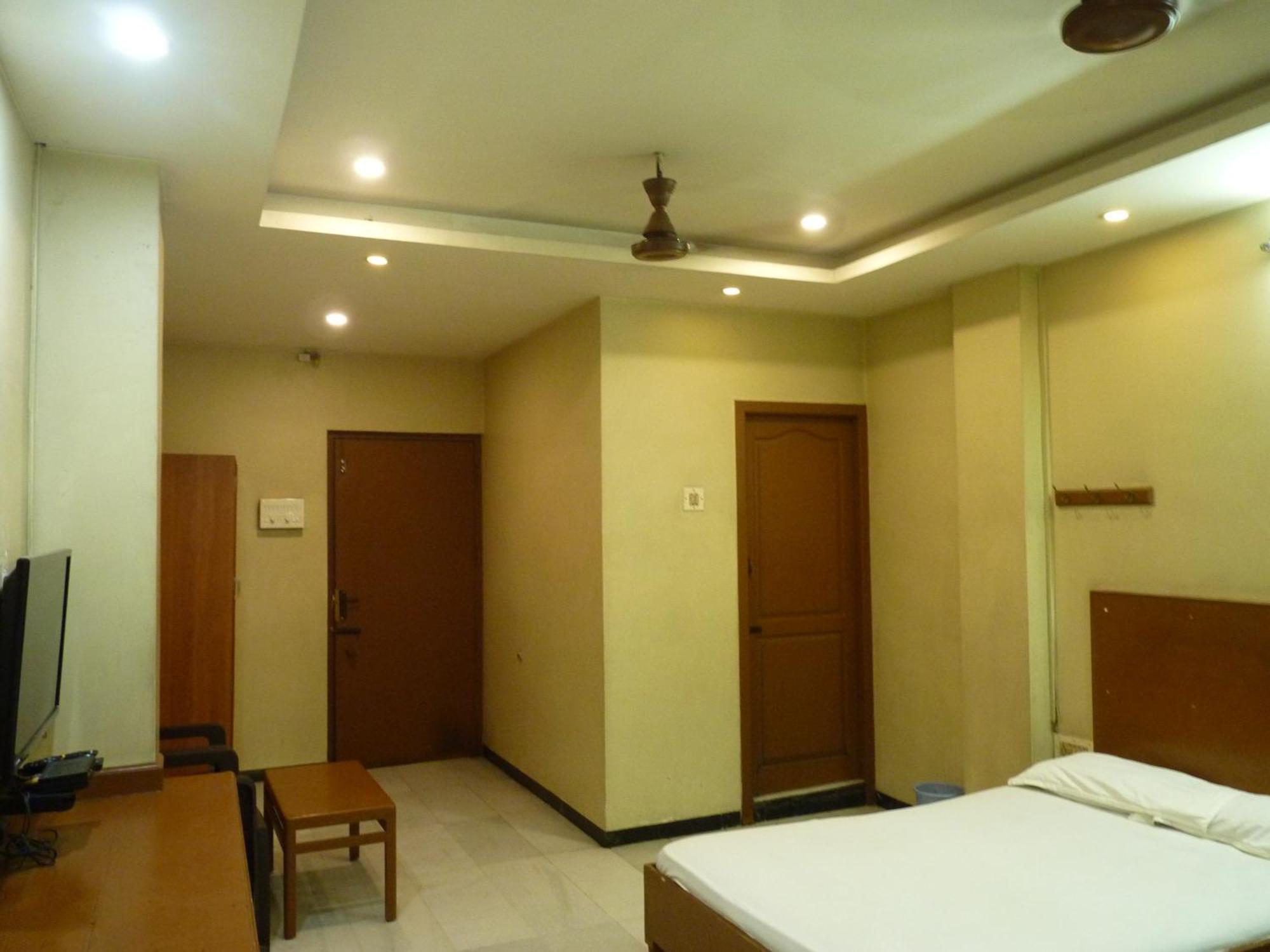 Nanda Lodge Mettuppālaiyam Exterior foto